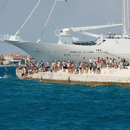 Apartment 2 Bedroom Gorgeous In *