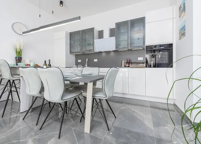 Apartment 2 Bedroom Gorgeous In