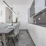 2 Bedroom Gorgeous In Διαμέρισμα *