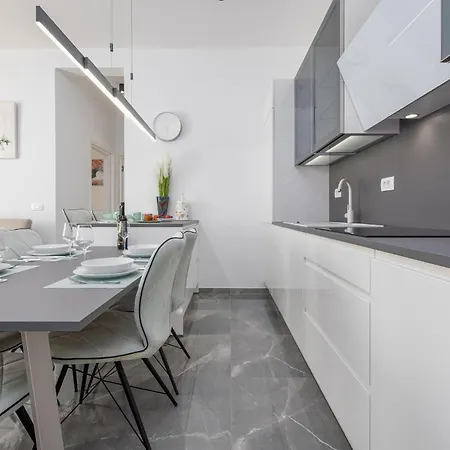 2 Bedroom Gorgeous In Appartement *